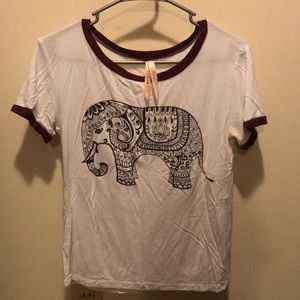 💜Red & white tee with elephant